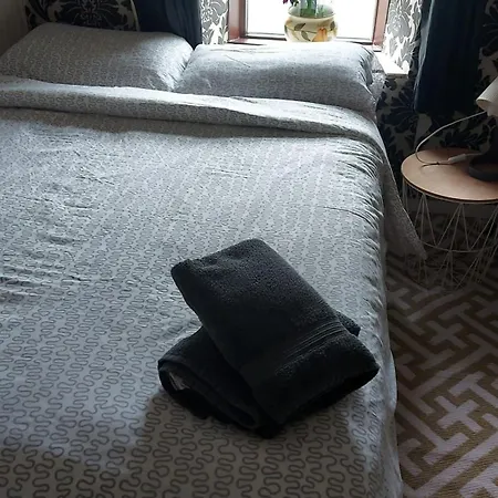 Cosy 4-bedroom House In Lovely With Wifi *