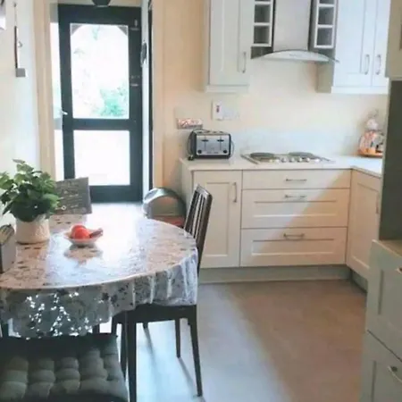 Cosy 4-bedroom House In Lovely With Wifi *